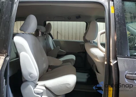 2013 Toyota Sienna Le z USA, uszkodzony, nr VIN 5TDKK3DC8DS378059